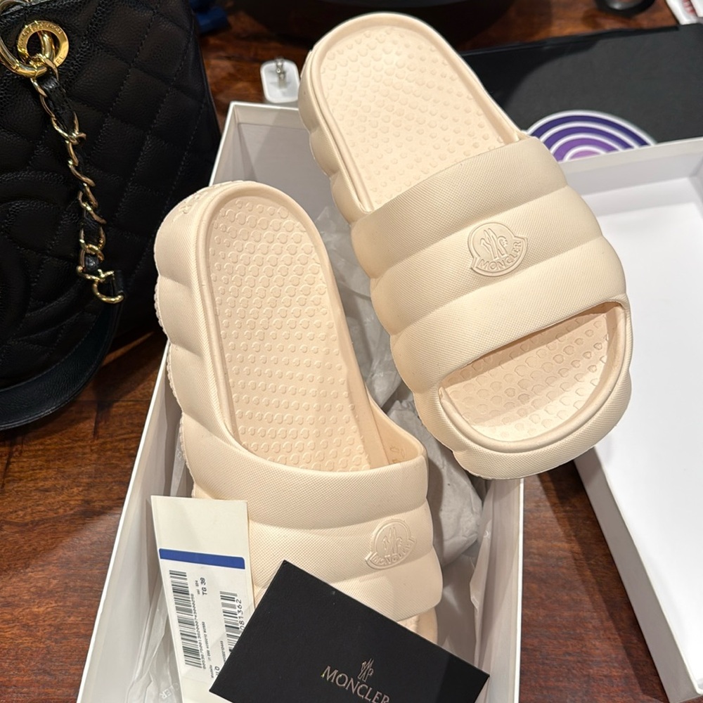 Offered for sale is a women’s size 8 Lilo Montclair slide white rubber new tags